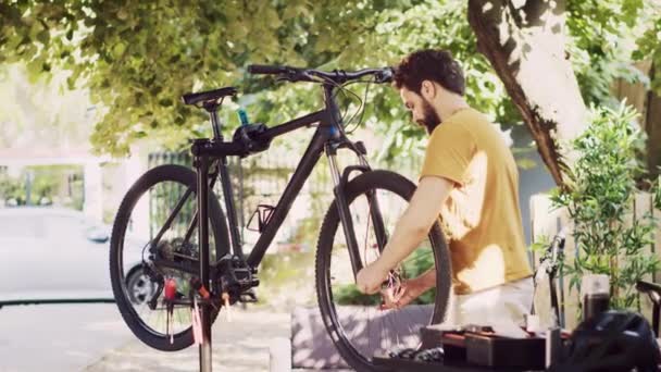 Determinado Ciclista Masculino Retirar Cuidadosamente Neumático Bicicleta Dañado Para Reemplazarlo — Vídeos de Stock