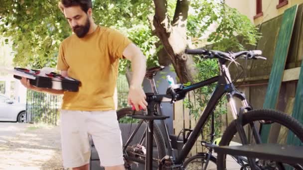 Joven Ciclista Masculino Prepara Para Mantenimiento Bicicletas Mediante Clasificación Diferentes — Vídeos de Stock