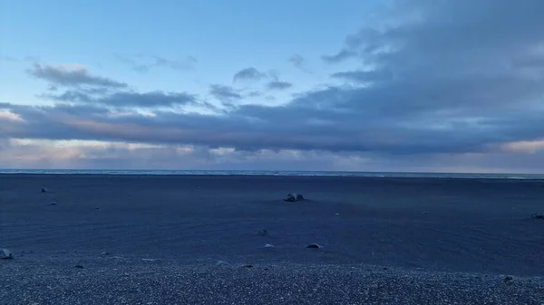 Isländsk Strandtomt Vid Solnedgången Med Rosig Himmel Och Frostiga Betesmarker — Stockfoto