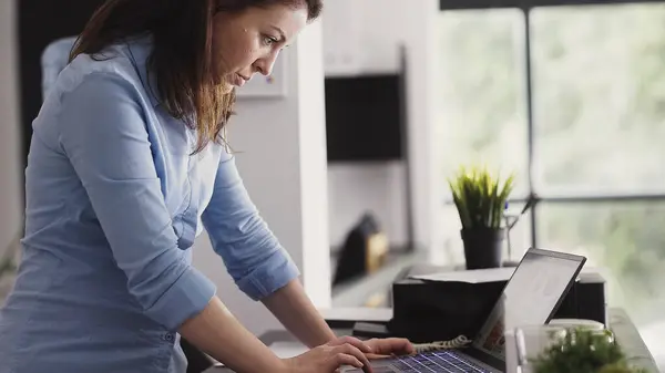 Жіночий Підприємець Працює Над Ноутбуком Щоб Планувати Звіт Використовуючи Онлайн — стокове фото