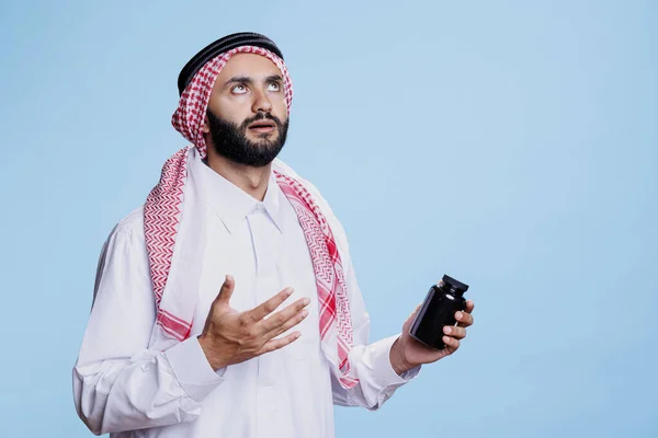 Omul Arab Îmbrăcat Haine Tradiționale Coafuri Ținând Sticlă Remediu Privind — Fotografie, imagine de stoc