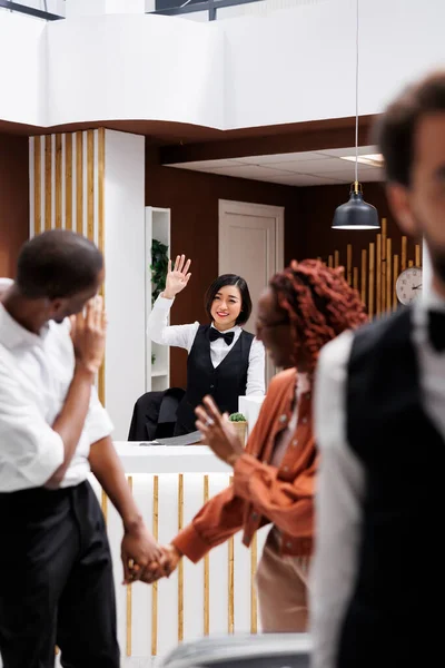 Casal Dizendo Adeus Empregado Hotel Funcionários Recepção Acenando Para Turistas — Fotografia de Stock