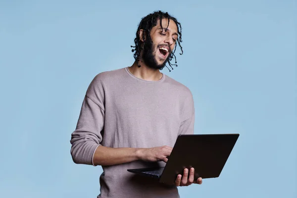 Szczęśliwy Arabski Mężczyzna Trzymający Laptopa Mający Zabawną Komunikację Rozmowie Wideo — Zdjęcie stockowe