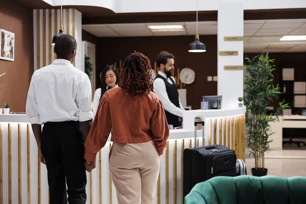 Afrikanskt Amerikanskt Par Hotellets Lobby Som Håller Hand Receptionen För — Stockfoto