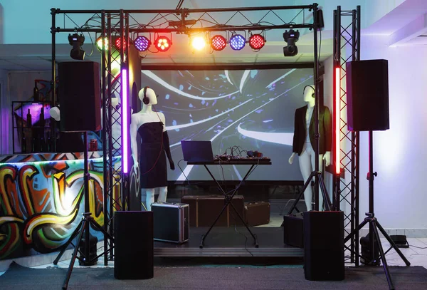 Gece Kulübünde Sahnedeki Elektronik Müzik Konseri Için Ekipmanı Müzisyen Ses — Stok fotoğraf