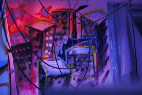 Пошкоджене Старе Місце Флуоресцентними Неоновими Вогнями Пилом Стінах Графітним Мистецтвом — стокове фото