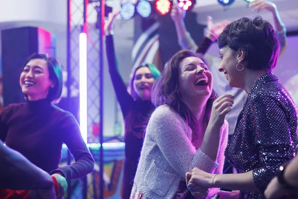 Vrolijke Vriendinnen Lachen Terwijl Feesten Een Donkere Dansvloer Een Nachtclub — Stockfoto