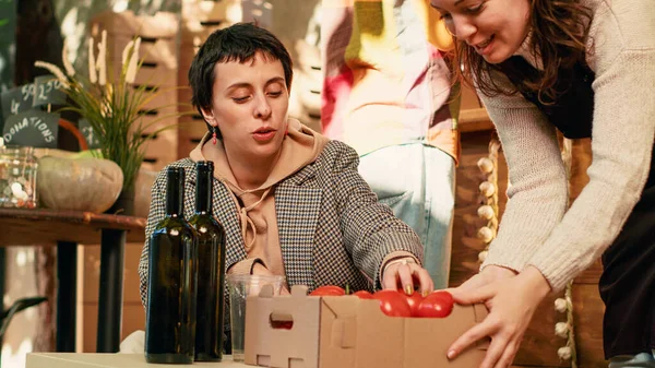 Szczęśliwi Ludzie Pijący Domowe Wino Organiczne Targach Żywności Siedzący Razem — Zdjęcie stockowe