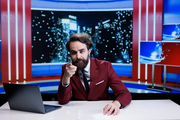 News Reporter Discussing World Events Live Midnight Talk Show Presenting — Stock Photo, Image