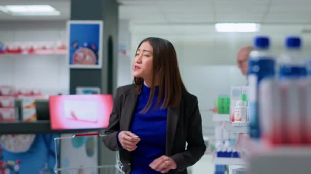Asijská Žena Pocit Nevolnosti Návštěvě Lékárny Hledá Najít Farmaceutický Výrobek — Stock video