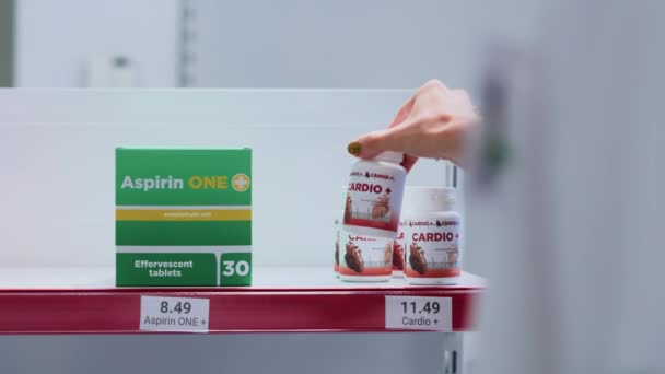 Nærbilde Kardiovaskulær Behandling Pille Flaske Apotek Hyller Blir Plukket Apoteket – stockvideo