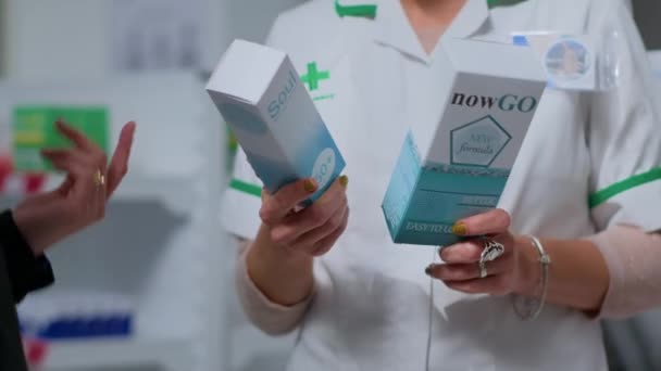 药师们正在对哪家药店最适合顾客的健康产品进行辩论 并从中挑选出了该药店的健康产品 持有防晒霜套件的德鲁兹派教徒 — 图库视频影像