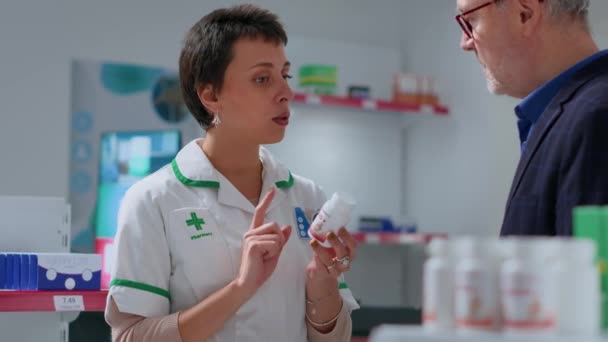 Квалифицированный Фармацевт Аптеке Предлагает Пациентам Таблетки Аритмии Сердца Лечения Симптомов — стоковое видео