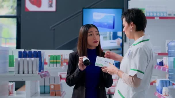 의학적 제안으로 고객을 약국에서 능숙한 실무자 교재와 비타민을 구입하고자하는 디스펜서의 — 비디오