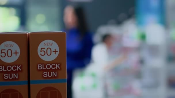 Πορτρέτο Του Ευχαριστημένου Πελάτη Στο Φαρμακείο Κοιτάζοντας Προϊόντα Υψηλής Αντηλιακής — Αρχείο Βίντεο