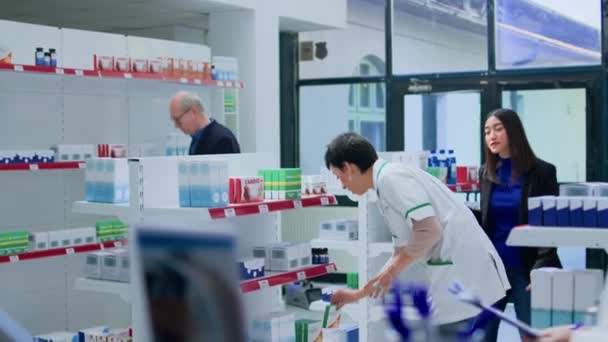 권고를 자격을 약사에게 물어보는 약국의 아시아 고객이 질병을 예방하기 최상의 — 비디오