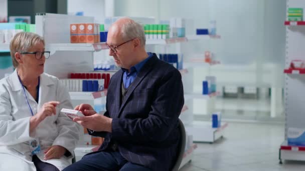 Farmacêutico Proficiente Farmácia Com Paciente Sugerindo Lhe Pílulas Medicação Arritmia — Vídeo de Stock