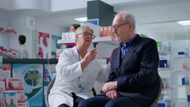 Farmacéutico Sénior Farmacia Haciendo Chequeo Anual Ancianos Utilizando Otoscopio Para — Vídeos de Stock