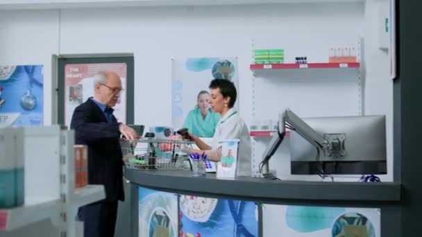 Employé Pharmacie Comptoir Pharmacie Scannant Les Produits Pharmaceutiques Panier Client — Video