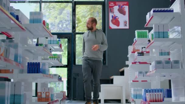 Homme Promenant Dans Pharmacie Obtenir Soudaine Crise Épilepsie Évanouissement Nécessitant — Video