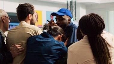 Kara Cuma etkinliği kalabalığı kontrol ediyor. Mağaza girişindeki endişeli müşteri kalabalığı sezonluk satışlar sırasında alışverişe başlamak için kırmızı bariyer zorluyor, pazarlık saplantısı. El kamerasıyla..