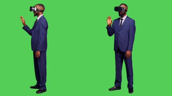 Funcionário Corporativo Usando Headset Câmera Trabalhando Com Óculos Realidade Virtual — Fotografia de Stock