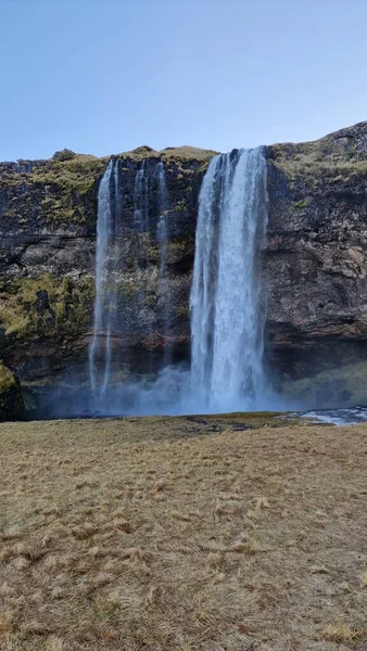 北部地区宏伟的冰岛式瀑布 水流从结冰的边缘上滑落 与河流一起滑落 北部荒原上美丽的风景 冰原上冰冻的土地 — 图库照片