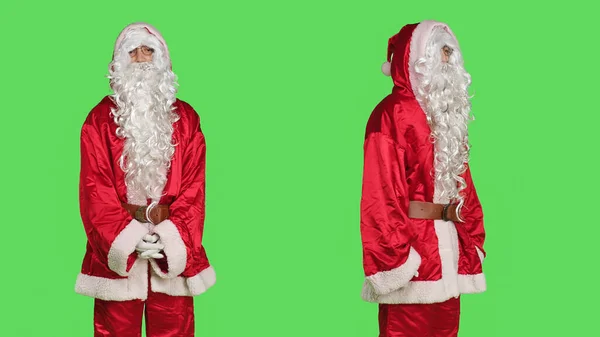 Kerstman Gedraagt Zich Ontevreden Studio Zegt Nee Groene Achtergrond Man — Stockfoto