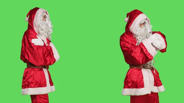 Model Weihnachtsmannkostüm Wartet Und Wirkt Ungeduldig Vor Greenscreen Kulisse Studio — Stockfoto