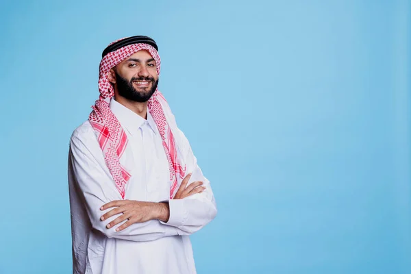 Lächelnder Muslimischer Mann Traditioneller Islamischer Kleidung Der Mit Gefalteten Händen — Stockfoto