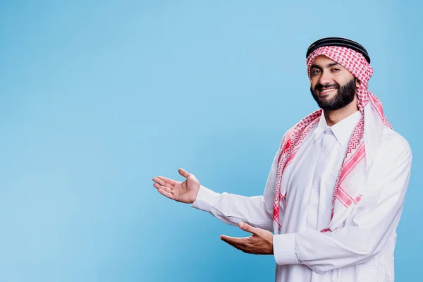 Muslim Man Wearing Traditional Robe Headscarf Gesturing Side Hands While — Stock Photo, Image