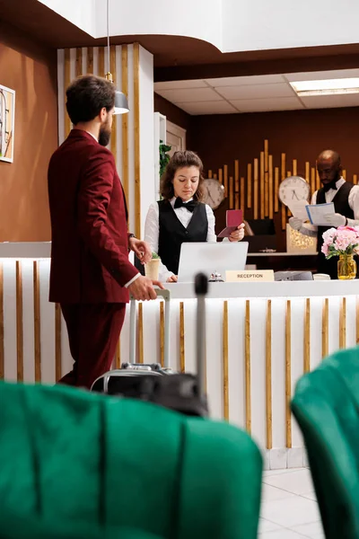 Hotel Concierge Granska Dokument För Att Hjälpa Affärsman Med Incheckning — Stockfoto
