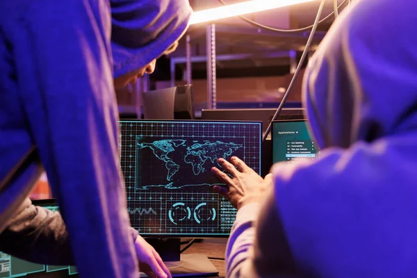 Hacker Spionieren Online Und Überprüfen Vertrauliche Daten Auf Dem Computerbildschirm — Stockfoto