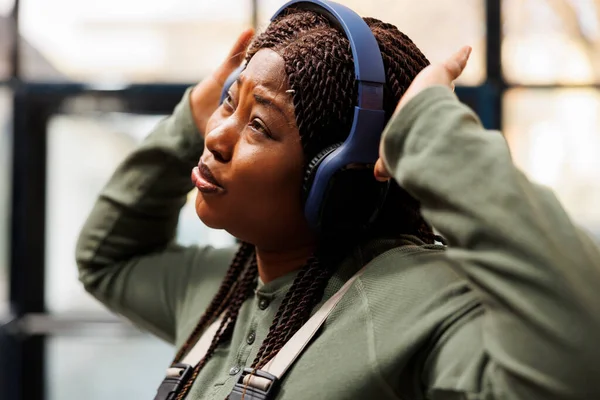 Supervisor Feliz Usando Fone Ouvido Ouvindo Música Durante Pausa Trabalho — Fotografia de Stock