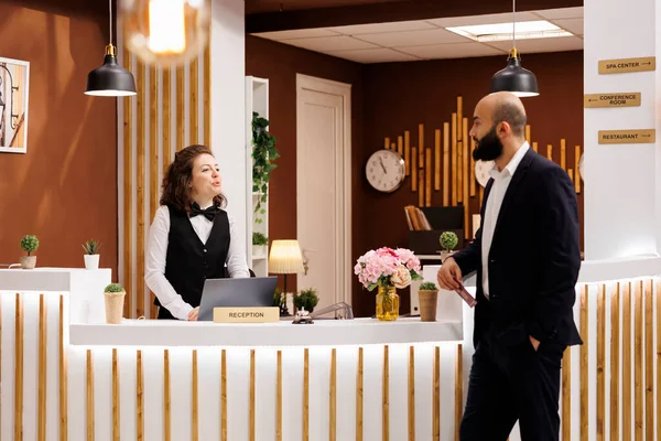 Businessman Work Trip Hotel Talking Front Desk Staff Room Services — Stock Photo, Image