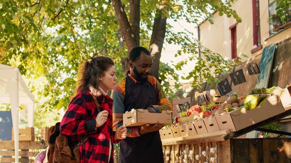 Team Von Verschiedenen Bauern Bereiten Lebensmittelmarkt Stand Mit Obst Und — Stockfoto