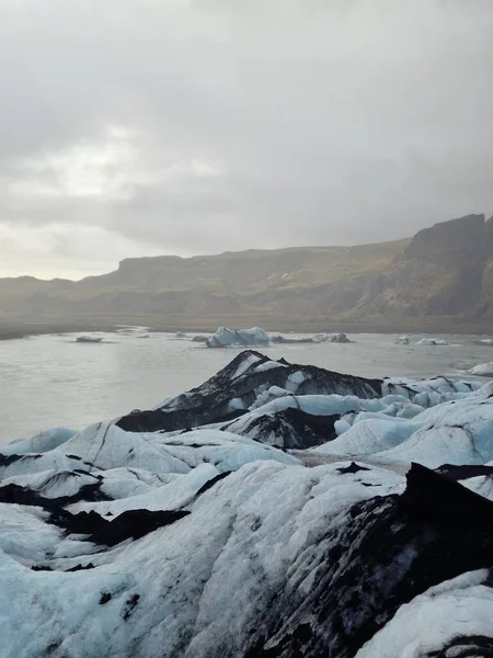 Vatnajokull巨大的冰川覆盖在雪山附近 巨大的冰块与透明的裂隙冰 具有菱形冰山的结冰岩层 — 图库照片