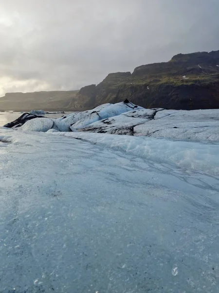 氷の帽子が付いている湖のドローンショット 凍った凍ったアイスランドの風景を形作るバチョクル氷河の質量 氷河はアイスランドの氷河のラグーン内部にチャンクし 氷河のハイキングのための氷の風景を作成します — ストック写真