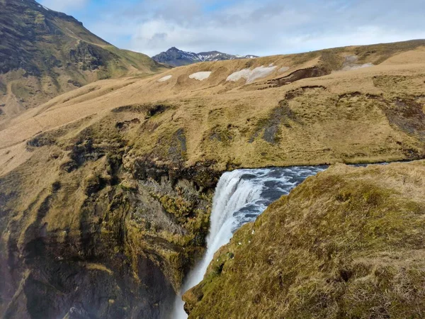 冰岛人冰冷的瀑布般的水 河水从斯堪的纳维亚岩石山边倾泻而下 雄伟的北欧骷髅瀑布从悬崖峭壁上滑落 美丽的冰原上的风景线 — 图库照片