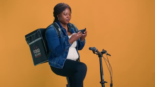Professionelle Afrikanisch Amerikanische Radfahrer Nutzen Fahrrad Und Smartphone Einen Effizienten — Stockvideo