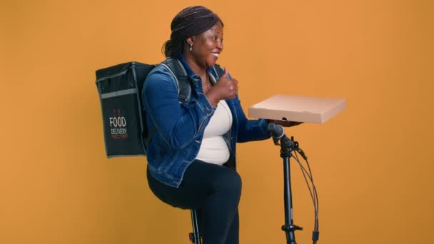 Voor Snelle Betrouwbare Bezorgservice Vrouwelijke Fietser Fiets Vervoert Pakket Van — Stockvideo