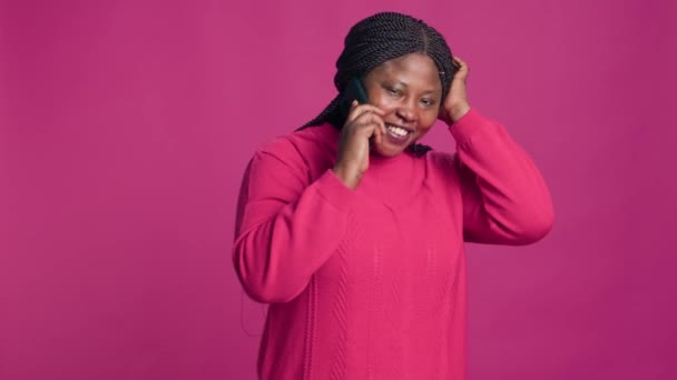 Живая Молодая Чернокожая Женщина Передвигается Счастливо Разговаривает Мобильному Телефону Африканская — стоковое видео