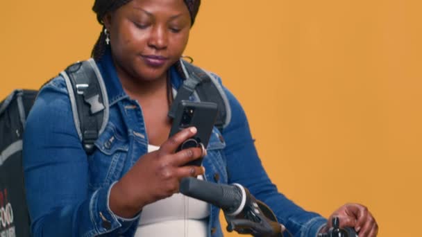 Livraison Enthousiaste Femme Messagerie Collègues Avec Smartphone Sur Vélo Avant — Video