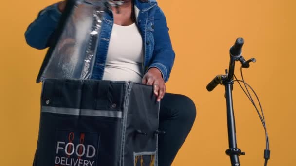 帮助分娩的妇女正在使用自行车按需提供新鲜水果 愉快的非洲裔美国自行车信使带着一篮子美味蔬菜提供的高效信使服务 — 图库视频影像