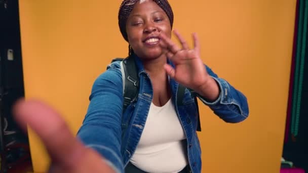 Młodzieńcza Czarna Kobieta Plecakiem Trzymająca Smartfona Trybie Selfie Nagrywająca Vlog — Wideo stockowe