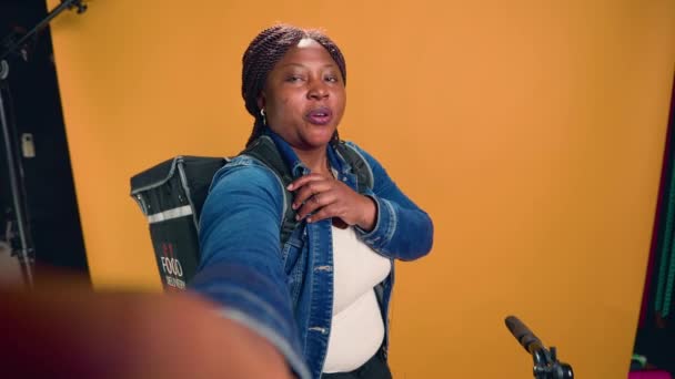 Pov Livreur Afro Américain Tenant Téléphone Portable Faisant Vlog Conférence — Video