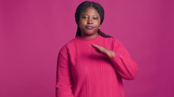 Etkileyici Genç Siyahi Kadın Pembe Arka Planda Ellerini Kullanarak Mola — Stok video