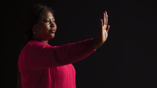 Afroamerykanka Mocno Sygnalizuje Zaprzestanie Używania Gestu Dłoni Odizolowanym Czarnym Tle — Wideo stockowe
