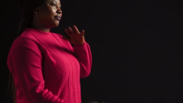 Портрет Женской Модели Выполняющей Тайм Аут Пауза Камере Африканская Американка — стоковое видео