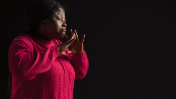 Jest Yapan Genç Bayan Omuzlarını Kaldırarak Kafa Karışıklığı Belirsizliği Ima — Stok video